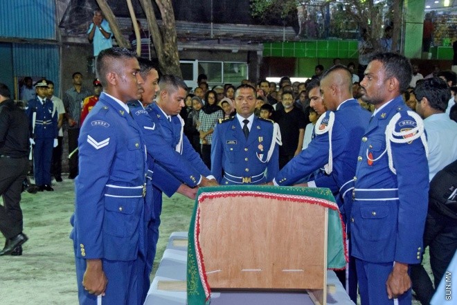 އޮގަސްޓް 20، 2015: ދައުލަތަށް ގިނަ ދުވަހު ހިދުމަތް ކުރެއްވި މަރުހޫމް އަލް އުސްތާޒު އަބްދުﷲ ހަމީދު، ރަސްމީ އިއްޒަތުގައި ފަސްދާނަ ލުމަށް ބޭއްވި ޖަނާޒާގެ ތެރެއިން -- ސަންފޮޓޯ/ އަލީ ނަސީރު