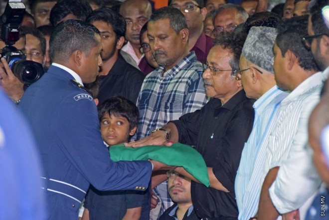 އޮގަސްޓް 20، 2015: ދައުލަތަށް ގިނަ ދުވަހު ހިދުމަތް ކުރެއްވި މަރުހޫމް އަލް އުސްތާޒު އަބްދުﷲ ހަމީދު، ރަސްމީ އިއްޒަތުގައި ފަސްދާނަ ލުމަށް ބޭއްވި ޖަނާޒާގެ ތެރެއިން -- ސަންފޮޓޯ/ އަލީ ނަސީރު