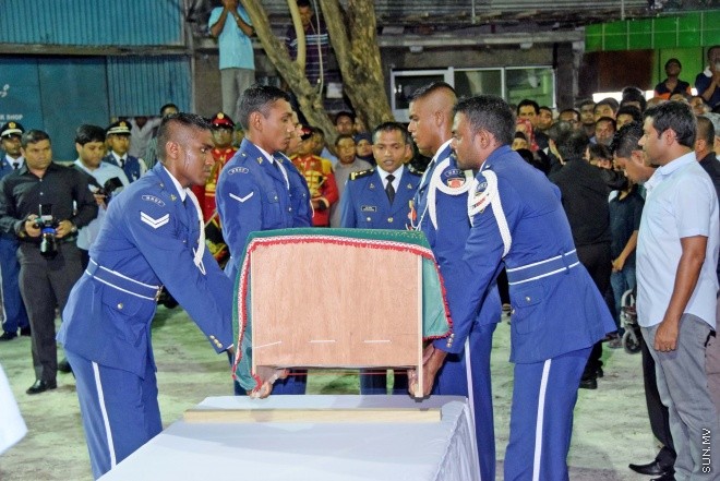 އޮގަސްޓް 20، 2015: ދައުލަތަށް ގިނަ ދުވަހު ހިދުމަތް ކުރެއްވި މަރުހޫމް އަލް އުސްތާޒު އަބްދުﷲ ހަމީދު، ރަސްމީ އިއްޒަތުގައި ފަސްދާނަ ލުމަށް ބޭއްވި ޖަނާޒާގެ ތެރެއިން -- ސަންފޮޓޯ/ އަލީ ނަސީރު