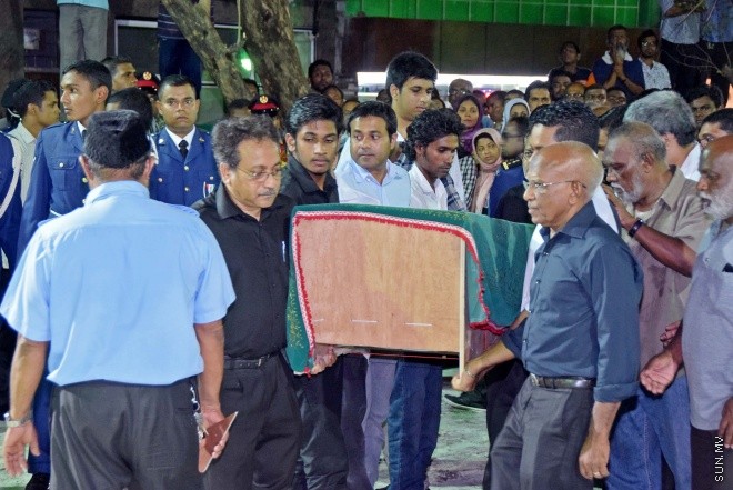 އޮގަސްޓް 20، 2015: ދައުލަތަށް ގިނަ ދުވަހު ހިދުމަތް ކުރެއްވި މަރުހޫމް އަލް އުސްތާޒު އަބްދުﷲ ހަމީދު، ރަސްމީ އިއްޒަތުގައި ފަސްދާނަ ލުމަށް ބޭއްވި ޖަނާޒާގެ ތެރެއިން -- ސަންފޮޓޯ/ އަލީ ނަސީރު