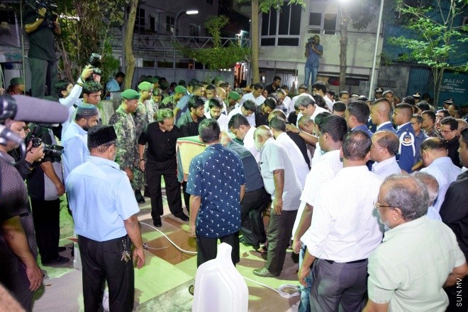 އޮގަސްޓް 20، 2015: ދައުލަތަށް ގިނަ ދުވަހު ހިދުމަތް ކުރެއްވި މަރުހޫމް އަލް އުސްތާޒު އަބްދުﷲ ހަމީދު، ރަސްމީ އިއްޒަތުގައި ފަސްދާނަ ލުމަށް ބޭއްވި ޖަނާޒާގެ ތެރެއިން -- ސަންފޮޓޯ/ އަލީ ނަސީރު