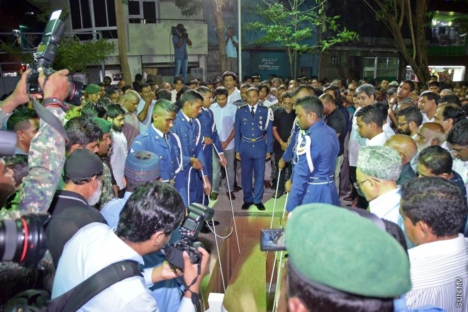 އޮގަސްޓް 20، 2015: ދައުލަތަށް ގިނަ ދުވަހު ހިދުމަތް ކުރެއްވި މަރުހޫމް އަލް އުސްތާޒު އަބްދުﷲ ހަމީދު، ރަސްމީ އިއްޒަތުގައި ފަސްދާނަ ލުމަށް ބޭއްވި ޖަނާޒާގެ ތެރެއިން -- ސަންފޮޓޯ/ އަލީ ނަސީރު