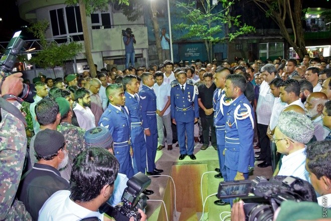 އޮގަސްޓް 20، 2015: ދައުލަތަށް ގިނަ ދުވަހު ހިދުމަތް ކުރެއްވި މަރުހޫމް އަލް އުސްތާޒު އަބްދުﷲ ހަމީދު، ރަސްމީ އިއްޒަތުގައި ފަސްދާނަ ލުމަށް ބޭއްވި ޖަނާޒާގެ ތެރެއިން -- ސަންފޮޓޯ/ އަލީ ނަސީރު