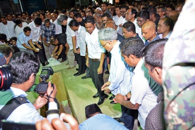 އޮގަސްޓް 20، 2015: ދައުލަތަށް ގިނަ ދުވަހު ހިދުމަތް ކުރެއްވި މަރުހޫމް އަލް އުސްތާޒު އަބްދުﷲ ހަމީދު، ރަސްމީ އިއްޒަތުގައި ފަސްދާނަ ލުމަށް ބޭއްވި ޖަނާޒާގެ ތެރެއިން -- ސަންފޮޓޯ/ އަލީ ނަސީރު