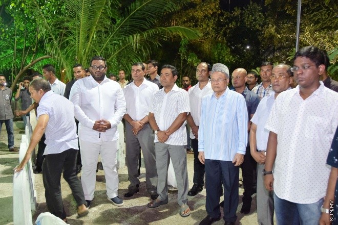 އޮގަސްޓް 20، 2015: ދައުލަތަށް ގިނަ ދުވަހު ހިދުމަތް ކުރެއްވި މަރުހޫމް އަލް އުސްތާޒު އަބްދުﷲ ހަމީދު، ރަސްމީ އިއްޒަތުގައި ފަސްދާނަ ލުމަށް ބޭއްވި ޖަނާޒާގެ ތެރެއިން -- ސަންފޮޓޯ/ އަލީ ނަސީރު