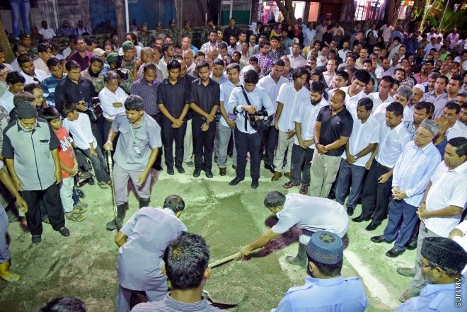 އޮގަސްޓް 20، 2015: ދައުލަތަށް ގިނަ ދުވަހު ހިދުމަތް ކުރެއްވި މަރުހޫމް އަލް އުސްތާޒު އަބްދުﷲ ހަމީދު، ރަސްމީ އިއްޒަތުގައި ފަސްދާނަ ލުމަށް ބޭއްވި ޖަނާޒާގެ ތެރެއިން -- ސަންފޮޓޯ/ އަލީ ނަސީރު