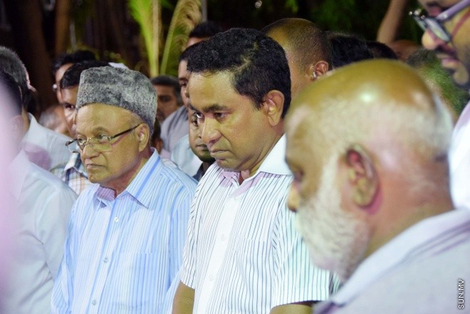 އޮގަސްޓް 20، 2015: ދައުލަތަށް ގިނަ ދުވަހު ހިދުމަތް ކުރެއްވި މަރުހޫމް އަލް އުސްތާޒު އަބްދުﷲ ހަމީދު، ރަސްމީ އިއްޒަތުގައި ފަސްދާނަ ލުމަށް ބޭއްވި ޖަނާޒާގެ ތެރެއިން -- ސަންފޮޓޯ/ އަލީ ނަސީރު