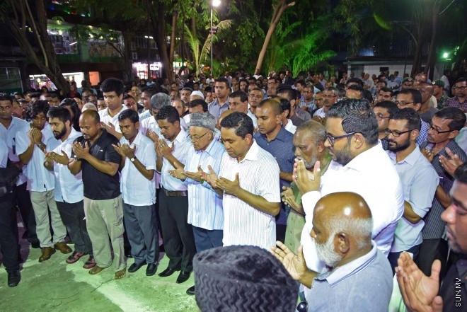 އޮގަސްޓް 20، 2015: ދައުލަތަށް ގިނަ ދުވަހު ހިދުމަތް ކުރެއްވި މަރުހޫމް އަލް އުސްތާޒު އަބްދުﷲ ހަމީދު، ރަސްމީ އިއްޒަތުގައި ފަސްދާނަ ލުމަށް ބޭއްވި ޖަނާޒާގެ ތެރެއިން -- ސަންފޮޓޯ/ އަލީ ނަސީރު