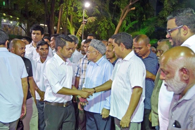 އޮގަސްޓް 20، 2015: ދައުލަތަށް ގިނަ ދުވަހު ހިދުމަތް ކުރެއްވި މަރުހޫމް އަލް އުސްތާޒު އަބްދުﷲ ހަމީދު، ރަސްމީ އިއްޒަތުގައި ފަސްދާނަ ލުމަށް ބޭއްވި ޖަނާޒާގެ ތެރެއިން -- ސަންފޮޓޯ/ އަލީ ނަސީރު