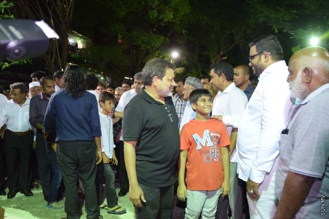 އޮގަސްޓް 20، 2015: ދައުލަތަށް ގިނަ ދުވަހު ހިދުމަތް ކުރެއްވި މަރުހޫމް އަލް އުސްތާޒު އަބްދުﷲ ހަމީދު، ރަސްމީ އިއްޒަތުގައި ފަސްދާނަ ލުމަށް ބޭއްވި ޖަނާޒާގެ ތެރެއިން -- ސަންފޮޓޯ/ އަލީ ނަސީރު