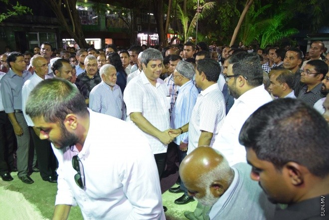 އޮގަސްޓް 20، 2015: ދައުލަތަށް ގިނަ ދުވަހު ހިދުމަތް ކުރެއްވި މަރުހޫމް އަލް އުސްތާޒު އަބްދުﷲ ހަމީދު، ރަސްމީ އިއްޒަތުގައި ފަސްދާނަ ލުމަށް ބޭއްވި ޖަނާޒާގެ ތެރެއިން -- ސަންފޮޓޯ/ އަލީ ނަސީރު