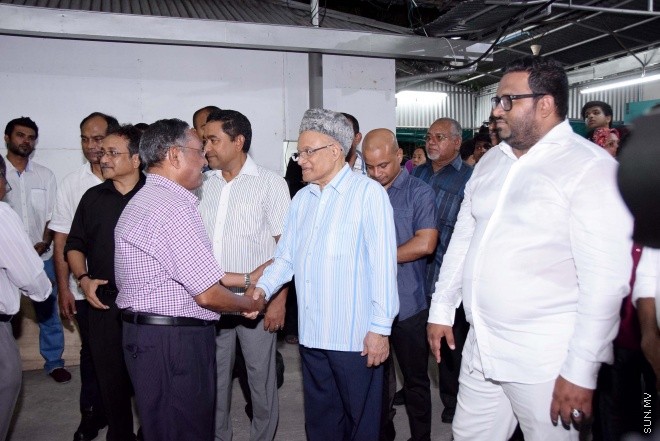 އޮގަސްޓް 20، 2015: ދައުލަތަށް ގިނަ ދުވަހު ހިދުމަތް ކުރެއްވި މަރުހޫމް އަލް އުސްތާޒު އަބްދުﷲ ހަމީދު، ރަސްމީ އިއްޒަތުގައި ފަސްދާނަ ލުމަށް ބޭއްވި ޖަނާޒާގެ ތެރެއިން -- ސަންފޮޓޯ/ އަލީ ނަސީރު