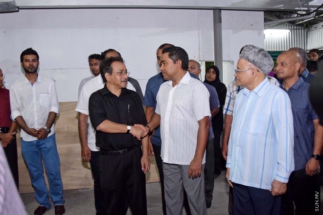 އޮގަސްޓް 20، 2015: ދައުލަތަށް ގިނަ ދުވަހު ހިދުމަތް ކުރެއްވި މަރުހޫމް އަލް އުސްތާޒު އަބްދުﷲ ހަމީދު، ރަސްމީ އިއްޒަތުގައި ފަސްދާނަ ލުމަށް ބޭއްވި ޖަނާޒާގެ ތެރެއިން -- ސަންފޮޓޯ/ އަލީ ނަސީރު