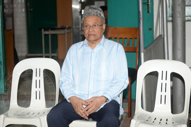 އޮގަސްޓް 20، 2015: ދައުލަތަށް ގިނަ ދުވަހު ހިދުމަތް ކުރެއްވި މަރުހޫމް އަލް އުސްތާޒު އަބްދުﷲ ހަމީދު، ރަސްމީ އިއްޒަތުގައި ފަސްދާނަ ލުމަށް ބޭއްވި ޖަނާޒާގެ ތެރެއިން -- ފޮޓޯ/ރައީސް އޮފީސް