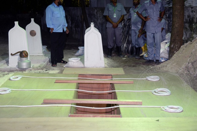 އޮގަސްޓް 20، 2015: ދައުލަތަށް ގިނަ ދުވަހު ހިދުމަތް ކުރެއްވި މަރުހޫމް އަލް އުސްތާޒު އަބްދުﷲ ހަމީދު، ރަސްމީ އިއްޒަތުގައި ފަސްދާނަ ލުމަށް ބޭއްވި ޖަނާޒާގެ ތެރެއިން -- ފޮޓޯ/ރައީސް އޮފީސް