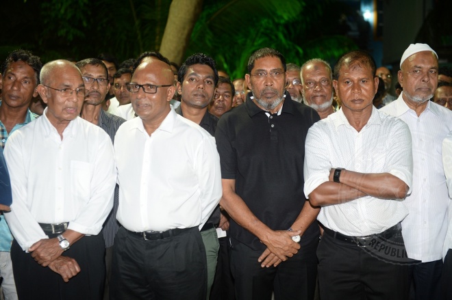އޮގަސްޓް 20، 2015: ދައުލަތަށް ގިނަ ދުވަހު ހިދުމަތް ކުރެއްވި މަރުހޫމް އަލް އުސްތާޒު އަބްދުﷲ ހަމީދު، ރަސްމީ އިއްޒަތުގައި ފަސްދާނަ ލުމަށް ބޭއްވި ޖަނާޒާގެ ތެރެއިން -- ފޮޓޯ/ރައީސް އޮފީސް