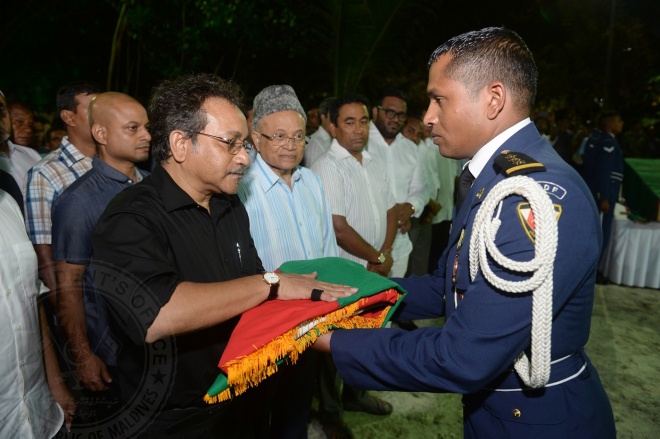 އޮގަސްޓް 20، 2015: ދައުލަތަށް ގިނަ ދުވަހު ހިދުމަތް ކުރެއްވި މަރުހޫމް އަލް އުސްތާޒު އަބްދުﷲ ހަމީދު، ރަސްމީ އިއްޒަތުގައި ފަސްދާނަ ލުމަށް ބޭއްވި ޖަނާޒާގެ ތެރެއިން -- ފޮޓޯ/ރައީސް އޮފީސް