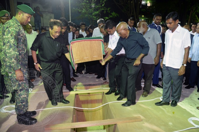 އޮގަސްޓް 20، 2015: ދައުލަތަށް ގިނަ ދުވަހު ހިދުމަތް ކުރެއްވި މަރުހޫމް އަލް އުސްތާޒު އަބްދުﷲ ހަމީދު، ރަސްމީ އިއްޒަތުގައި ފަސްދާނަ ލުމަށް ބޭއްވި ޖަނާޒާގެ ތެރެއިން -- ފޮޓޯ/ރައީސް އޮފީސް