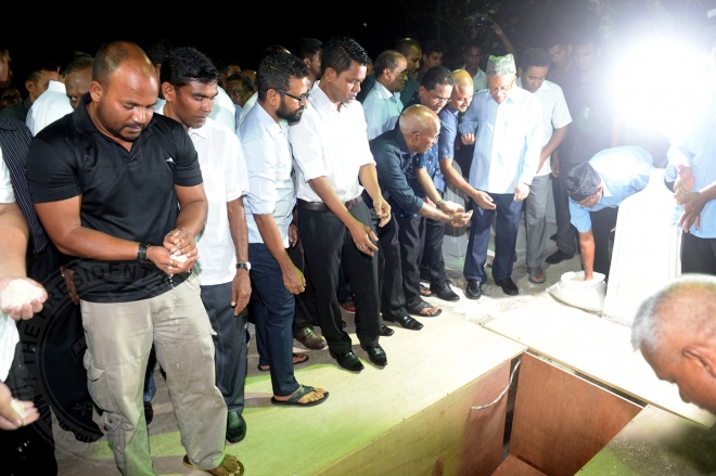 އޮގަސްޓް 20، 2015: ދައުލަތަށް ގިނަ ދުވަހު ހިދުމަތް ކުރެއްވި މަރުހޫމް އަލް އުސްތާޒު އަބްދުﷲ ހަމީދު، ރަސްމީ އިއްޒަތުގައި ފަސްދާނަ ލުމަށް ބޭއްވި ޖަނާޒާގެ ތެރެއިން -- ފޮޓޯ/ރައީސް އޮފީސް
