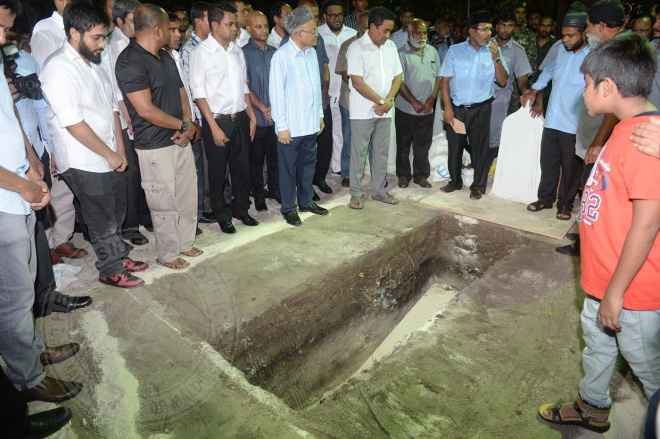 އޮގަސްޓް 20، 2015: ދައުލަތަށް ގިނަ ދުވަހު ހިދުމަތް ކުރެއްވި މަރުހޫމް އަލް އުސްތާޒު އަބްދުﷲ ހަމީދު، ރަސްމީ އިއްޒަތުގައި ފަސްދާނަ ލުމަށް ބޭއްވި ޖަނާޒާގެ ތެރެއިން -- ފޮޓޯ/ރައީސް އޮފީސް