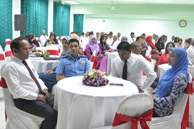 އޯގަސްޓް 24، 2015:  އެންޓި ކޮރަޕްޝަން ކޮމިޝަން (އޭސީސީ)ގެ މީޑިއާ ޕޮލިސީ އިފްތިތާހު ކުރުމަށް އިސްލާމިކް ޔުނިވަސިޓީގައި ބޭއްވި ހަފުލާގެ ތެރެއިން -- ސަން ފޮޓޯ/ފަޔާޒު މޫސާ