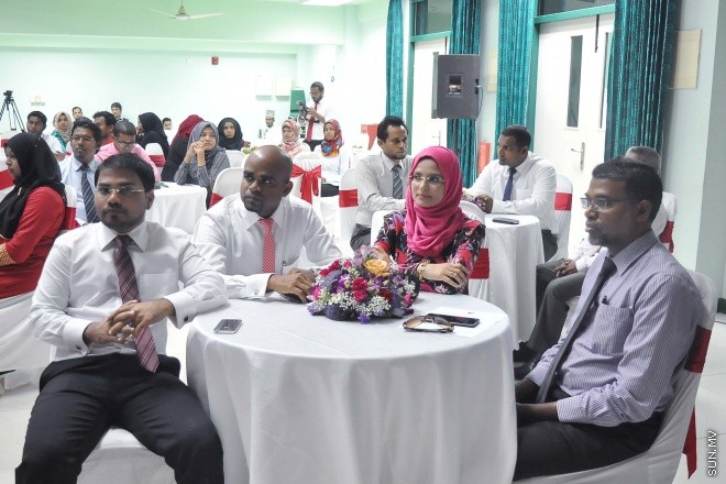 އޯގަސްޓް 24، 2015:  އެންޓި ކޮރަޕްޝަން ކޮމިޝަން (އޭސީސީ)ގެ މީޑިއާ ޕޮލިސީ އިފްތިތާހު ކުރުމަށް އިސްލާމިކް ޔުނިވަސިޓީގައި ބޭއްވި ހަފުލާގެ ތެރެއިން -- ސަން ފޮޓޯ/ފަޔާޒު މޫސާ