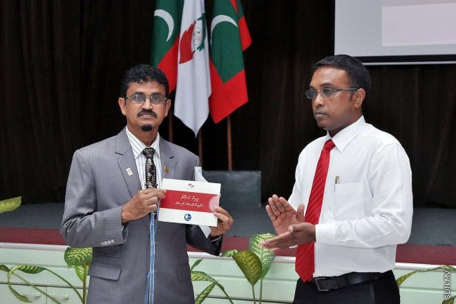 އޯގަސްޓް 24، 2015:  އެންޓި ކޮރަޕްޝަން ކޮމިޝަން (އޭސީސީ)ގެ މީޑިއާ ޕޮލިސީ އިފްތިތާހު ކުރުމަށް އިސްލާމިކް ޔުނިވަސިޓީގައި ބޭއްވި ހަފުލާގެ ތެރެއިން -- ސަން ފޮޓޯ/ފަޔާޒު މޫސާ