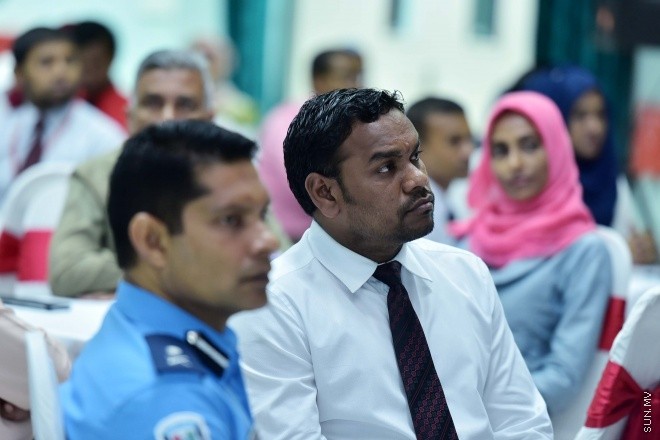 އޯގަސްޓް 24، 2015:  އެންޓި ކޮރަޕްޝަން ކޮމިޝަން (އޭސީސީ)ގެ މީޑިއާ ޕޮލިސީ އިފްތިތާހު ކުރުމަށް އިސްލާމިކް ޔުނިވަސިޓީގައި ބޭއްވި ހަފުލާގެ ތެރެއިން -- ސަން ފޮޓޯ/ފަޔާޒު މޫސާ