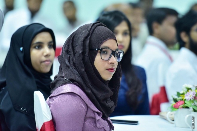 އޯގަސްޓް 24، 2015:  އެންޓި ކޮރަޕްޝަން ކޮމިޝަން (އޭސީސީ)ގެ މީޑިއާ ޕޮލިސީ އިފްތިތާހު ކުރުމަށް އިސްލާމިކް ޔުނިވަސިޓީގައި ބޭއްވި ހަފުލާގެ ތެރެއިން -- ސަން ފޮޓޯ/ފަޔާޒު މޫސާ