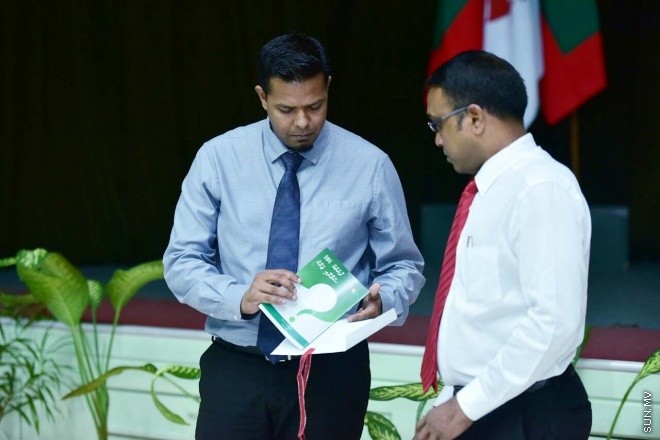 އޯގަސްޓް 24، 2015:  އެންޓި ކޮރަޕްޝަން ކޮމިޝަން (އޭސީސީ)ގެ މީޑިއާ ޕޮލިސީ އިފްތިތާހު ކުރުމަށް އިސްލާމިކް ޔުނިވަސިޓީގައި ބޭއްވި ހަފުލާގެ ތެރެއިން -- ސަން ފޮޓޯ/ފަޔާޒު މޫސާ