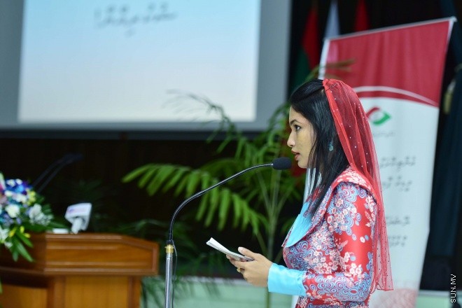 އޯގަސްޓް 24، 2015:  އެންޓި ކޮރަޕްޝަން ކޮމިޝަން (އޭސީސީ)ގެ މީޑިއާ ޕޮލިސީ އިފްތިތާހު ކުރުމަށް އިސްލާމިކް ޔުނިވަސިޓީގައި ބޭއްވި ހަފުލާގެ ތެރެއިން -- ސަން ފޮޓޯ/ފަޔާޒު މޫސާ