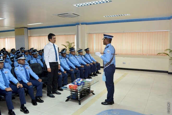 އޮގަސްޓް 25، 2015: ފުލުހުންގެ 27 ވަނަ ބޭސިކް ޓްރެއިނިންގ ކޯސް ނިންމުމުގެ ރަސްމިއްޔާތުގެ ތެރެއިން -- ސަންފޮޓޯ/ އަލީ ނަސީރު