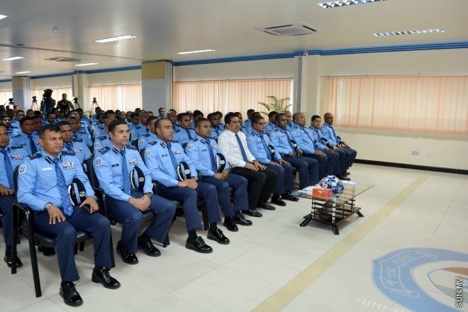 އޮގަސްޓް 25، 2015: ފުލުހުންގެ 27 ވަނަ ބޭސިކް ޓްރެއިނިންގ ކޯސް ނިންމުމުގެ ރަސްމިއްޔާތުގެ ތެރެއިން -- ސަންފޮޓޯ/ އަލީ ނަސީރު