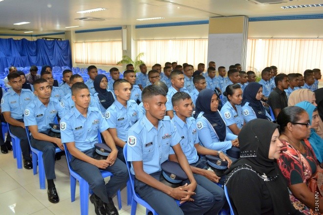 އޮގަސްޓް 25، 2015: ފުލުހުންގެ 27 ވަނަ ބޭސިކް ޓްރެއިނިންގ ކޯސް ނިންމުމުގެ ރަސްމިއްޔާތުގެ ތެރެއިން -- ސަންފޮޓޯ/ އަލީ ނަސީރު