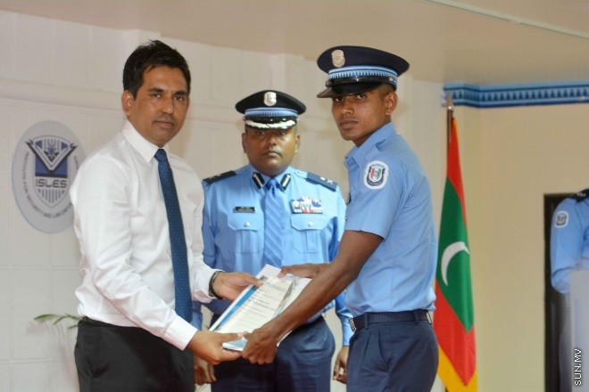 އޮގަސްޓް 25، 2015: ފުލުހުންގެ 27 ވަނަ ބޭސިކް ޓްރެއިނިންގ ކޯސް ނިންމުމުގެ ރަސްމިއްޔާތުގެ ތެރެއިން -- ސަންފޮޓޯ/ އަލީ ނަސީރު