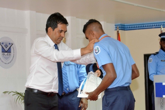 އޮގަސްޓް 25، 2015: ފުލުހުންގެ 27 ވަނަ ބޭސިކް ޓްރެއިނިންގ ކޯސް ނިންމުމުގެ ރަސްމިއްޔާތުގެ ތެރެއިން -- ސަންފޮޓޯ/ އަލީ ނަސީރު