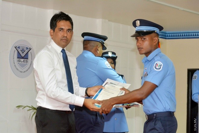 އޮގަސްޓް 25، 2015: ފުލުހުންގެ 27 ވަނަ ބޭސިކް ޓްރެއިނިންގ ކޯސް ނިންމުމުގެ ރަސްމިއްޔާތުގެ ތެރެއިން -- ސަންފޮޓޯ/ އަލީ ނަސީރު