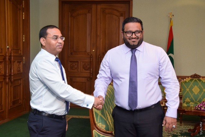 އޯގަސްޓް 25، 2015: ދިވެހިރާއްޖޭގެ މިނިވަންކަމަށް 50 އަހަރު ފުރުމުގެ  ރަންޔޫބީލްގެ މުނާސަބަތުގައި މީރާއިން ތައްޔާރުކުރެއްވި 10،000 ރުފިޔާގެ ރެވެނިއު ސްޓޭމްޕް ނައިބް ރައީސް ހަދިޔާކުރުމަށް ބޭއްވުނު ހަފްލާގެ ތެރެއިން -- ސަން ފޮޓޯ/ފަޔާޒު މޫސާ