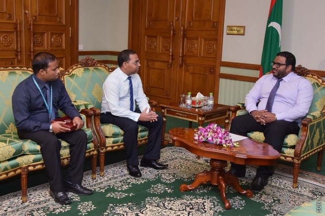 އޯގަސްޓް 25، 2015: ދިވެހިރާއްޖޭގެ މިނިވަންކަމަށް 50 އަހަރު ފުރުމުގެ  ރަންޔޫބީލްގެ މުނާސަބަތުގައި މީރާއިން ތައްޔާރުކުރެއްވި 10،000 ރުފިޔާގެ ރެވެނިއު ސްޓޭމްޕް ނައިބް ރައީސް ހަދިޔާކުރުމަށް ބޭއްވުނު ހަފްލާގެ ތެރެއިން -- ސަން ފޮޓޯ/ފަޔާޒު މޫސާ