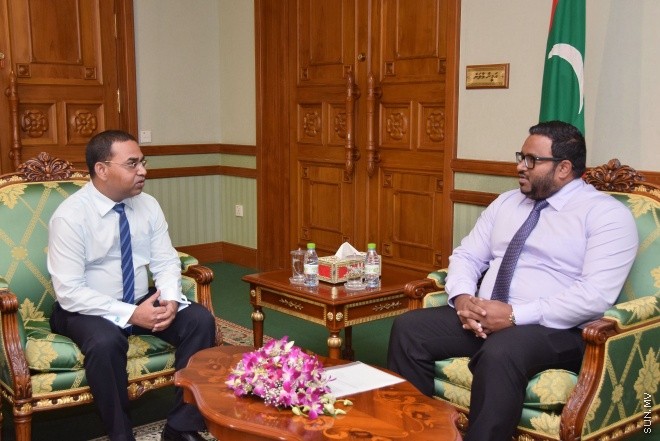 އޯގަސްޓް 25، 2015: ދިވެހިރާއްޖޭގެ މިނިވަންކަމަށް 50 އަހަރު ފުރުމުގެ  ރަންޔޫބީލްގެ މުނާސަބަތުގައި މީރާއިން ތައްޔާރުކުރެއްވި 10،000 ރުފިޔާގެ ރެވެނިއު ސްޓޭމްޕް ނައިބް ރައީސް ހަދިޔާކުރުމަށް ބޭއްވުނު ހަފްލާގެ ތެރެއިން -- ސަން ފޮޓޯ/ފަޔާޒު މޫސާ