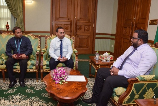 އޯގަސްޓް 25، 2015: ދިވެހިރާއްޖޭގެ މިނިވަންކަމަށް 50 އަހަރު ފުރުމުގެ  ރަންޔޫބީލްގެ މުނާސަބަތުގައި މީރާއިން ތައްޔާރުކުރެއްވި 10،000 ރުފިޔާގެ ރެވެނިއު ސްޓޭމްޕް ނައިބް ރައީސް ހަދިޔާކުރުމަށް ބޭއްވުނު ހަފްލާގެ ތެރެއިން -- ސަން ފޮޓޯ/ފަޔާޒު މޫސާ