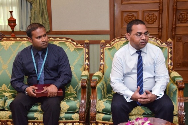 އޯގަސްޓް 25، 2015: ދިވެހިރާއްޖޭގެ މިނިވަންކަމަށް 50 އަހަރު ފުރުމުގެ  ރަންޔޫބީލްގެ މުނާސަބަތުގައި މީރާއިން ތައްޔާރުކުރެއްވި 10،000 ރުފިޔާގެ ރެވެނިއު ސްޓޭމްޕް ނައިބް ރައީސް ހަދިޔާކުރުމަށް ބޭއްވުނު ހަފްލާގެ ތެރެއިން -- ސަން ފޮޓޯ/ފަޔާޒު މޫސާ