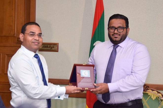 އޯގަސްޓް 25، 2015: ދިވެހިރާއްޖޭގެ މިނިވަންކަމަށް 50 އަހަރު ފުރުމުގެ  ރަންޔޫބީލްގެ މުނާސަބަތުގައި މީރާއިން ތައްޔާރުކުރެއްވި 10،000 ރުފިޔާގެ ރެވެނިއު ސްޓޭމްޕް ނައިބް ރައީސް ހަދިޔާކުރުމަށް ބޭއްވުނު ހަފްލާގެ ތެރެއިން -- ސަން ފޮޓޯ/ފަޔާޒު މޫސާ