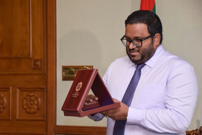 އޯގަސްޓް 25، 2015: ދިވެހިރާއްޖޭގެ މިނިވަންކަމަށް 50 އަހަރު ފުރުމުގެ  ރަންޔޫބީލްގެ މުނާސަބަތުގައި މީރާއިން ތައްޔާރުކުރެއްވި 10،000 ރުފިޔާގެ ރެވެނިއު ސްޓޭމްޕް ނައިބް ރައީސް ހަދިޔާކުރުމަށް ބޭއްވުނު ހަފްލާގެ ތެރެއިން -- ސަން ފޮޓޯ/ފަޔާޒު މޫސާ