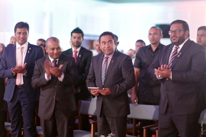 އޯގަސްޓް 28، 2015: ކަސްޓަމްސްގެ 125ވަނަ އަހަރީ ދުވަހުގެ މުނާސަބަތުގައި ދަރުބާރުގޭގައި ބޭއްވި ރަސްމީ ޖަލްސާގެ ތެރެއިން -- ސަން ފޮޓޯ/ފަޔާޒު މޫސާ