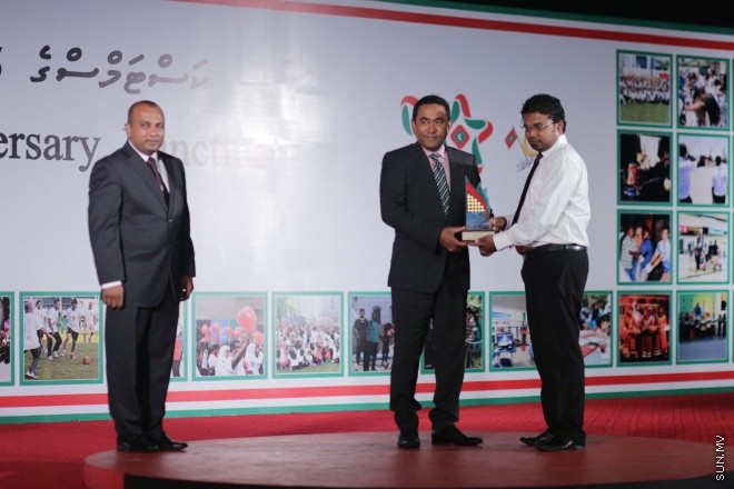 އޯގަސްޓް 28، 2015: ކަސްޓަމްސްގެ 125ވަނަ އަހަރީ ދުވަހުގެ މުނާސަބަތުގައި ދަރުބާރުގޭގައި ބޭއްވި ރަސްމީ ޖަލްސާގެ ތެރެއިން -- ސަން ފޮޓޯ/ފަޔާޒު މޫސާ