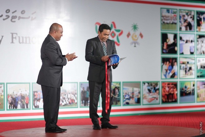 އޯގަސްޓް 28، 2015: ކަސްޓަމްސްގެ 125ވަނަ އަހަރީ ދުވަހުގެ މުނާސަބަތުގައި ދަރުބާރުގޭގައި ބޭއްވި ރަސްމީ ޖަލްސާގެ ތެރެއިން -- ސަން ފޮޓޯ/ފަޔާޒު މޫސާ
