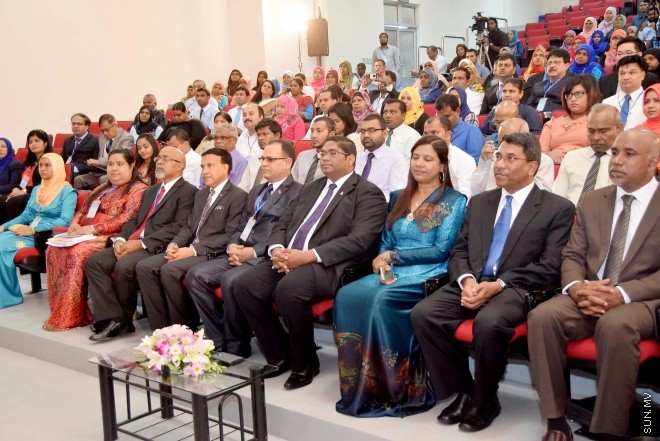 ސެޕްޓެމްބަރ 1، 2015: 3 ވަނަ ބައިނަލްއަގުވާމީ ޓީޗަރުންގެ ކޮންފަރެންސް ހުޅުވުމުގެ ރަސްމިއްޔާތުގެ ތެރެއިން -- ސަންފޮޓޯ/ އަލީ ނަސީރު