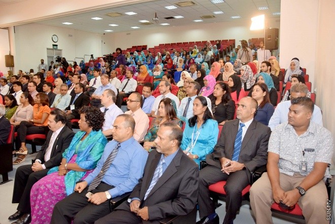 ސެޕްޓެމްބަރ 1، 2015: 3 ވަނަ ބައިނަލްއަގުވާމީ ޓީޗަރުންގެ ކޮންފަރެންސް ހުޅުވުމުގެ ރަސްމިއްޔާތުގެ ތެރެއިން -- ސަންފޮޓޯ/ އަލީ ނަސީރު