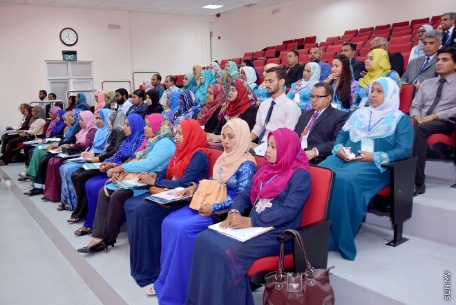ސެޕްޓެމްބަރ 1، 2015: 3 ވަނަ ބައިނަލްއަގުވާމީ ޓީޗަރުންގެ ކޮންފަރެންސް ހުޅުވުމުގެ ރަސްމިއްޔާތުގެ ތެރެއިން -- ސަންފޮޓޯ/ އަލީ ނަސީރު
